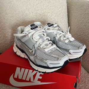 Nike Zoom Vomero 5 Photon Dust/Chrome-Ghidron Women’s Size 5